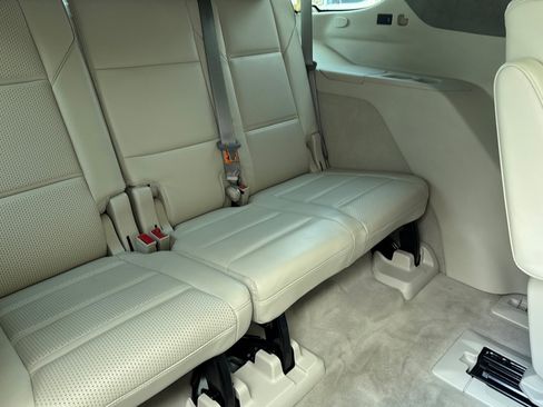 Used 2021 Cadillac Escalade Premium Luxury Platinum image 17