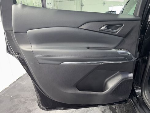 Used 2025 Chevrolet Traverse LT image 17