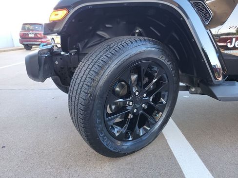 Used 2023 Jeep Wrangler Unlimited Sahara image 32