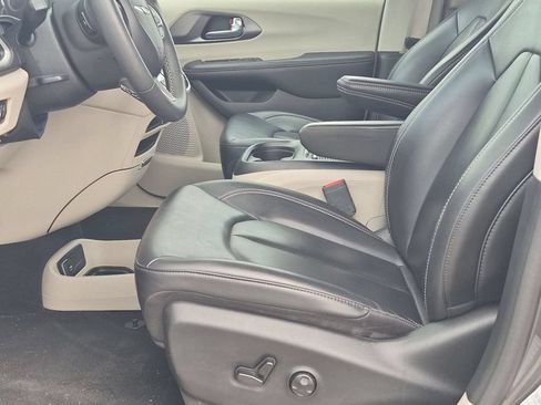 Used 2023 Chrysler Pacifica Touring-L FWD image 12