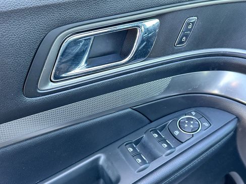 Used 2018 Ford Explorer XLT w/ Equipment Group 202A image 13