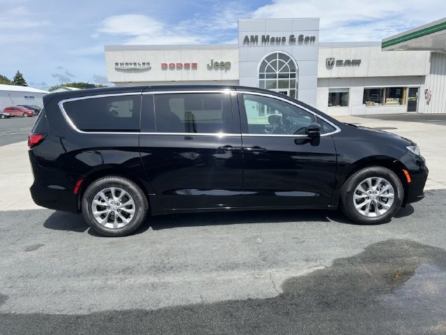 Used 2025 Chrysler Pacifica Select AWD/4WD image 9
