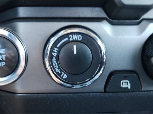 Used 2022 Toyota Tacoma TRD Off-Road AWD/4WD image 32