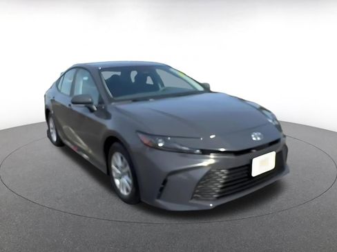 Used 2025 Toyota Camry LE image 3