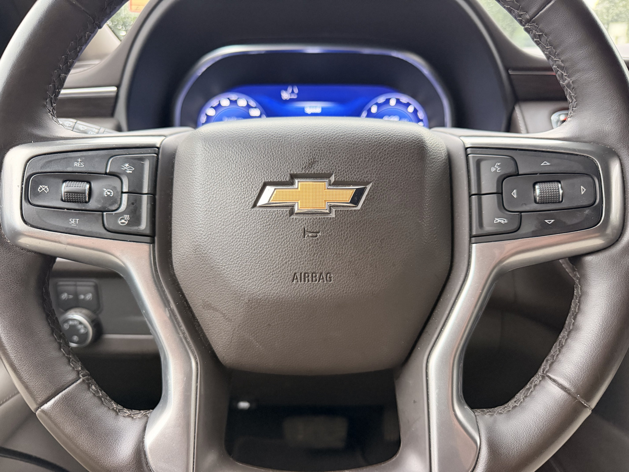 Used 2024 Chevrolet Suburban LT w/ Luxury Package AWD/4WD image 10