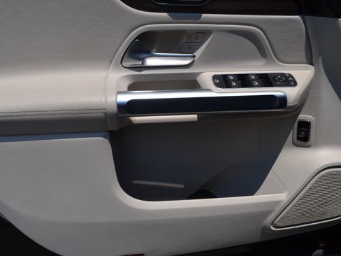 Used 2023 Mercedes-Benz GLB 250 image 36