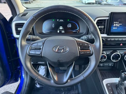 Used 2024 Hyundai Venue Limited image 25