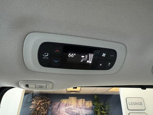 Used 2019 Chrysler Pacifica Limited image 40