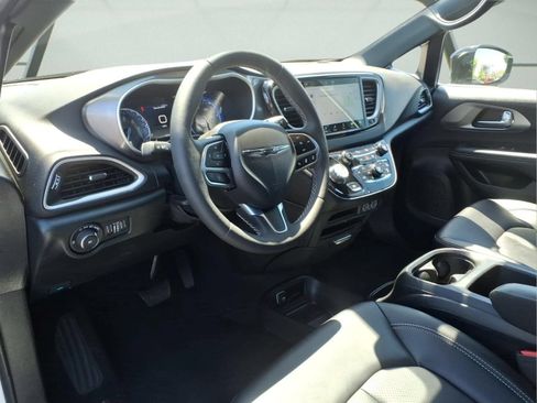 Used 2025 Chrysler Pacifica Select FWD image 7