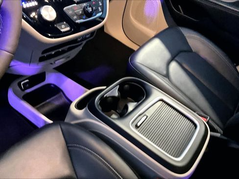 Used 2024 Chrysler Pacifica Select image 17