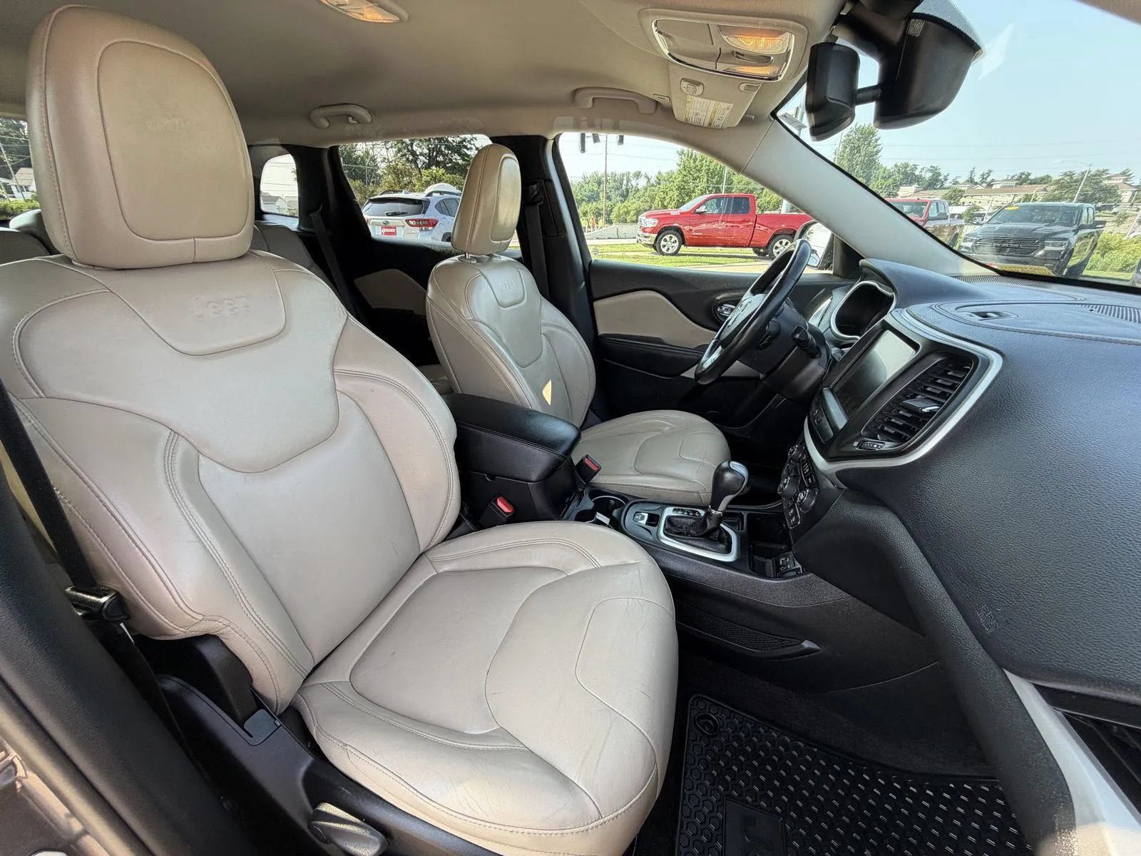 Used 2018 Jeep Cherokee Limited FWD image 15