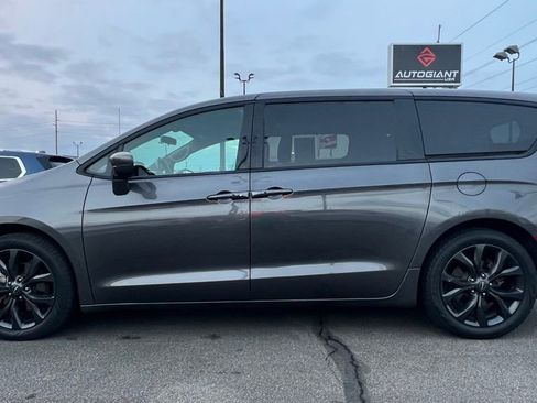 Used 2018 Chrysler Pacifica Touring Plus w/ S Appearance Package image 3