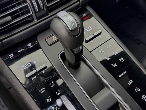 Certified 2025 Porsche Macan image 20