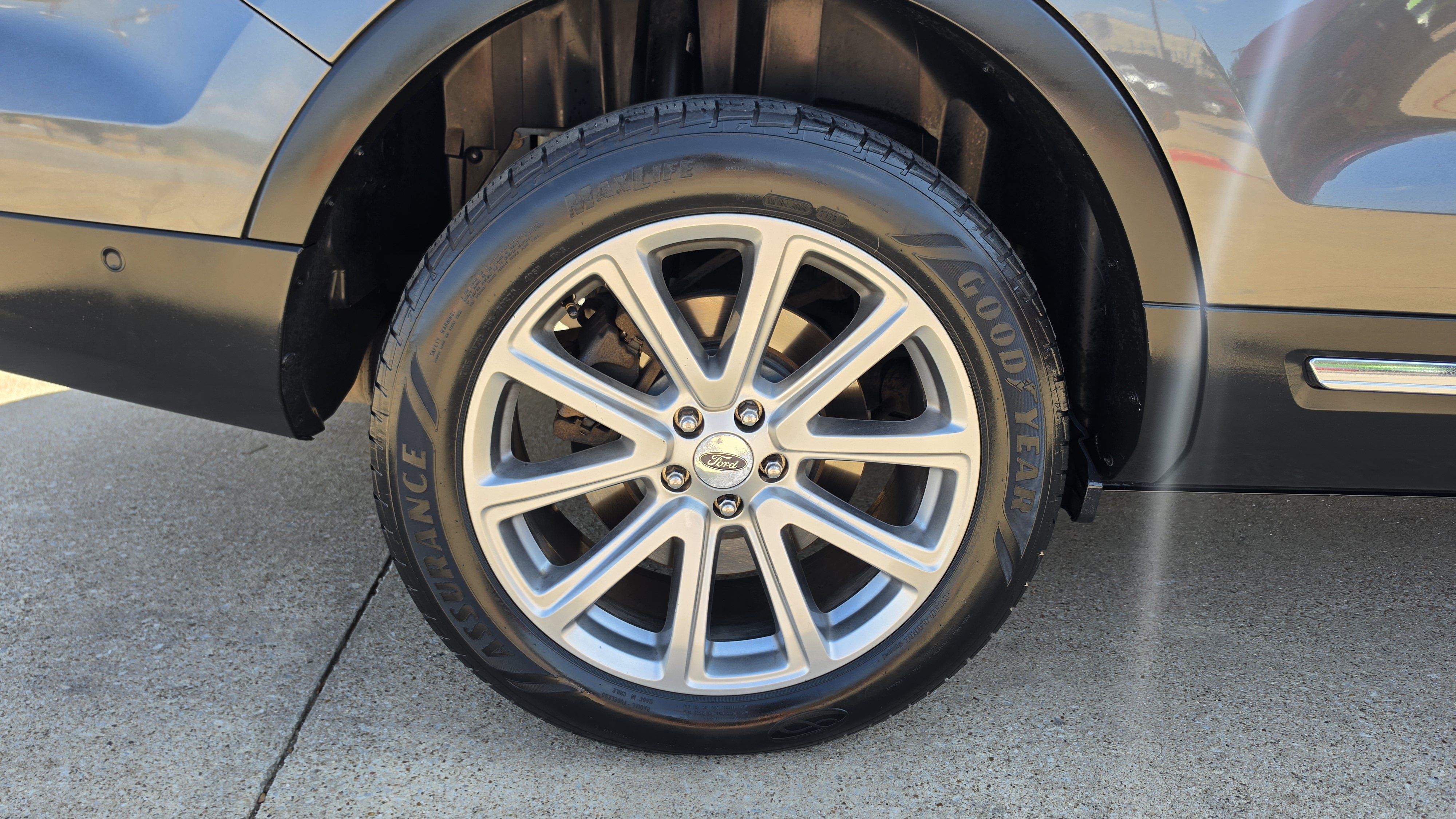 Used 2017 Ford Explorer Limited w/ Equipment Group 301A AWD/4WD image 15
