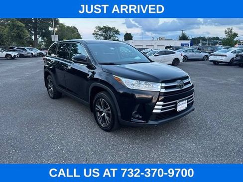 Used 2019 Toyota Highlander LE AWD/4WD image 3