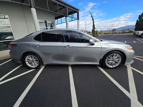 Used 2018 Toyota Camry XLE w/ Audio Package image 4
