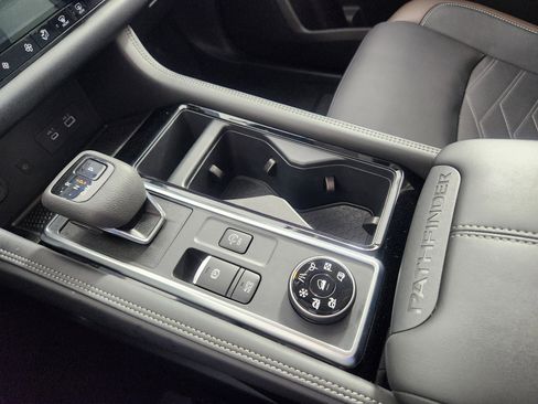 Used 2025 Nissan Pathfinder Platinum image 25