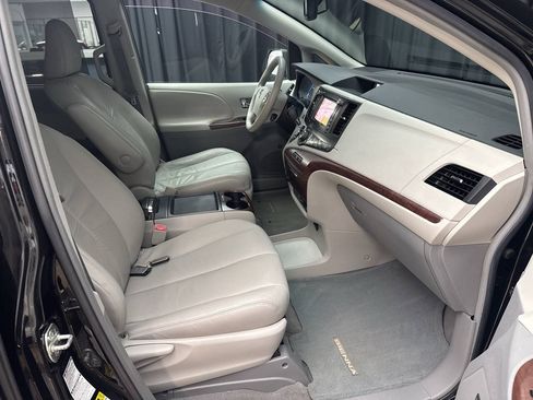 Used 2011 Toyota Sienna XLE w/ Premium Pkg AWD/4WD image 34