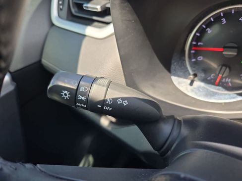 Used 2020 Toyota RAV4 XLE Premium FWD image 27