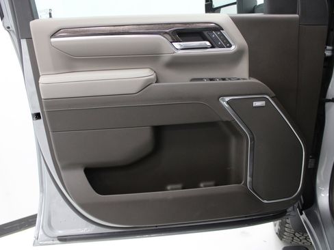 Used 2025 Chevrolet Silverado 2500 LTZ w/ LTZ Plus Package image 12