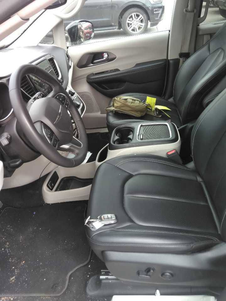 Used 2024 Chrysler Pacifica Touring-L FWD image 2