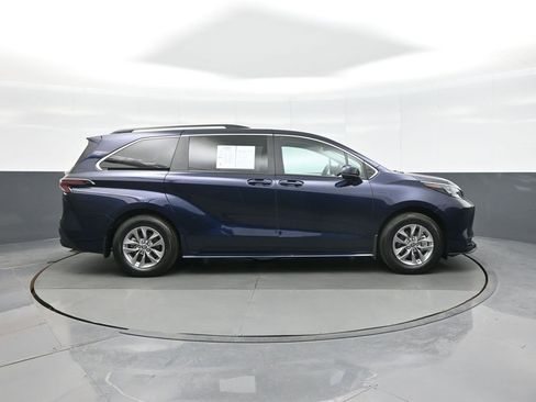 Used 2025 Toyota Sienna LE image 8