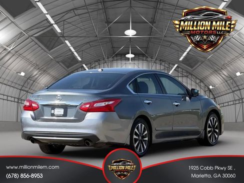 Used 2017 Nissan Altima 2.5 SL w/ Moonroof Package FWD image 9