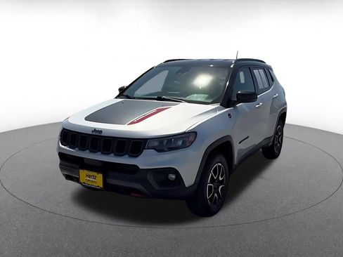 Used 2025 Jeep Compass Trailhawk AWD/4WD image 4