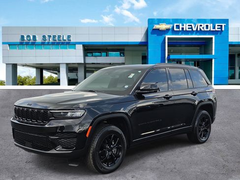 Used 2024 Jeep Grand Cherokee Altitude AWD/4WD image 2