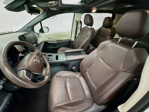 Used 2022 Toyota Sienna Platinum FWD image 22