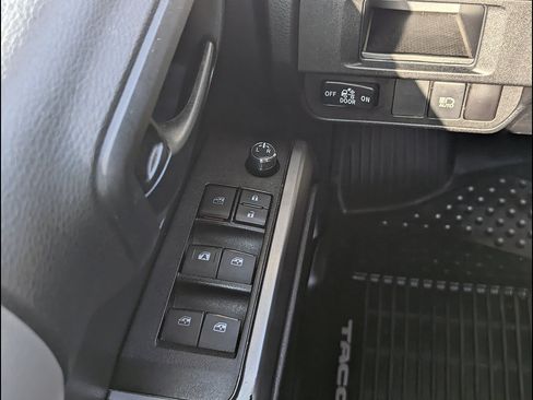 Used 2018 Toyota Tacoma SR5 AWD/4WD image 28