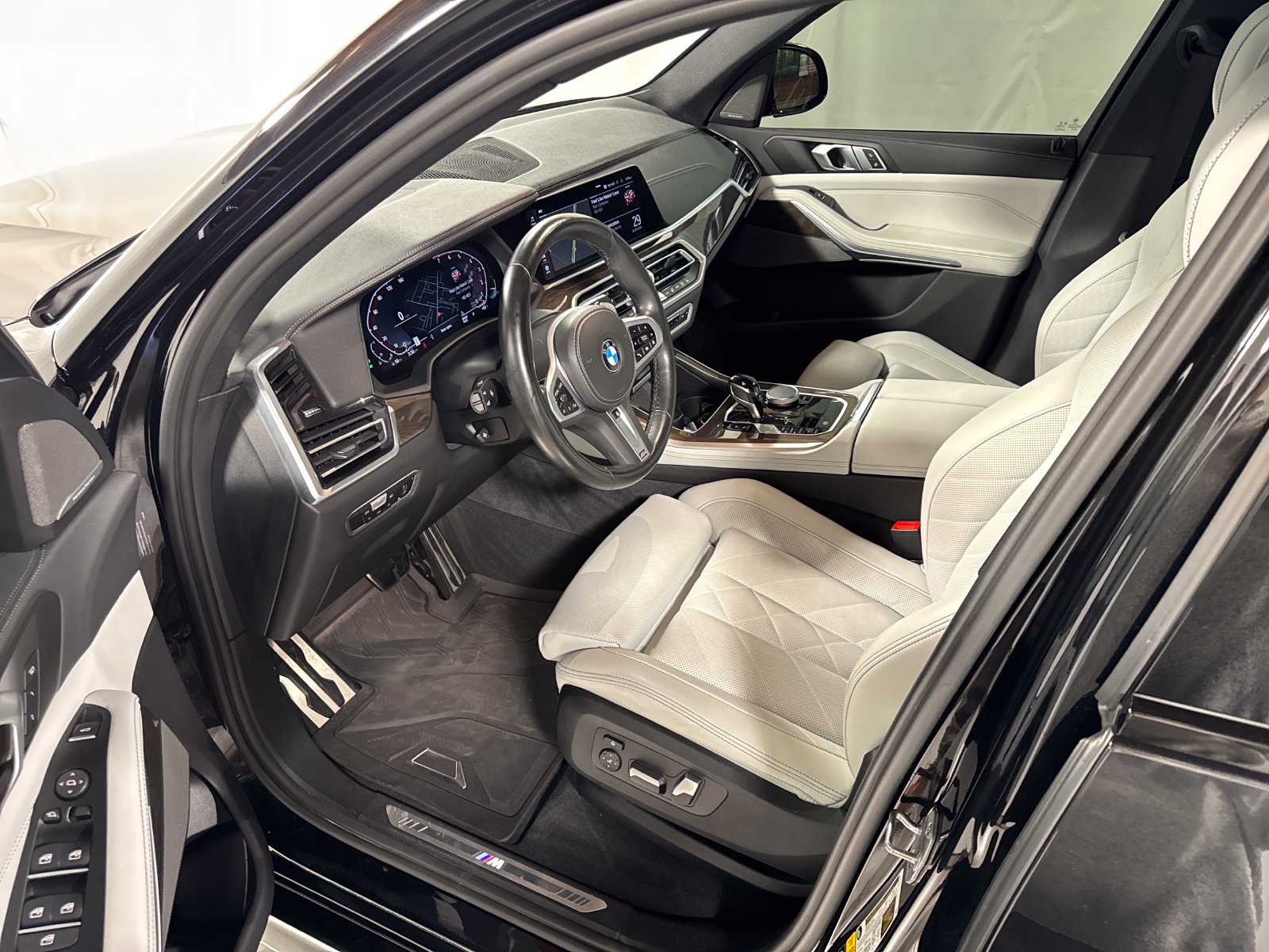 Used 2023 BMW X5 xDrive40i w/ M Sport Package AWD/4WD image 3