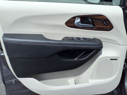 Used 2023 Chrysler Pacifica Limited w/ Uconnect Theater Family Group image 13