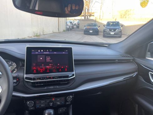 Used 2025 Jeep Compass Trailhawk image 34