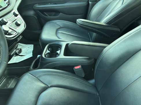 Used 2025 Chrysler Pacifica Select FWD image 2