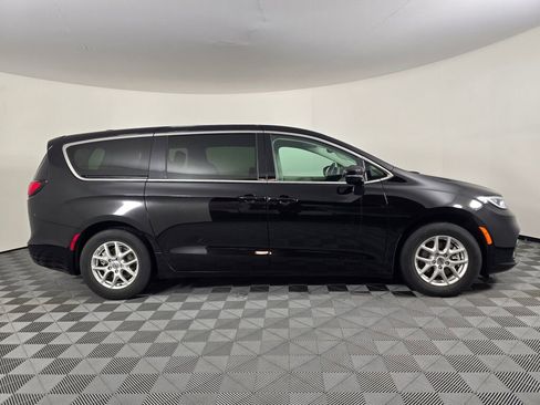 Used 2024 Chrysler Pacifica Touring-L image 2