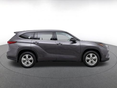 Used 2025 Toyota Highlander LE FWD image 10