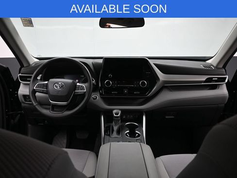Used 2023 Toyota Highlander LE FWD image 31