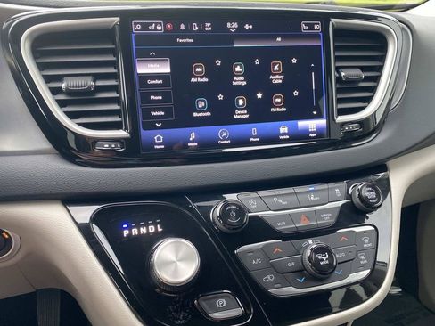 Used 2023 Chrysler Pacifica Touring-L FWD image 24