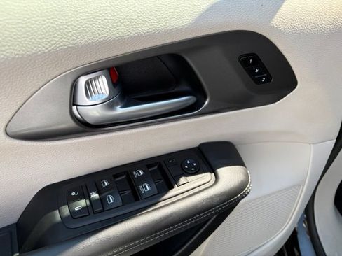 Used 2024 Chrysler Pacifica Touring-L FWD image 23
