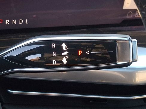 Used 2025 Cadillac Escalade ESV Premium Luxury image 17