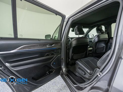 Used 2021 Jeep Grand Cherokee L Overland w/ Luxury Tech Group IV AWD/4WD image 24