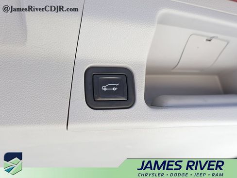Used 2020 GMC Acadia SLT w/ Driver Alert Package II FWD image 16