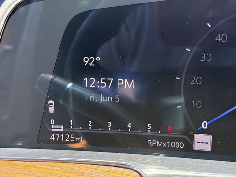 Certified 2024 Cadillac Escalade Premium Luxury AWD/4WD image 31