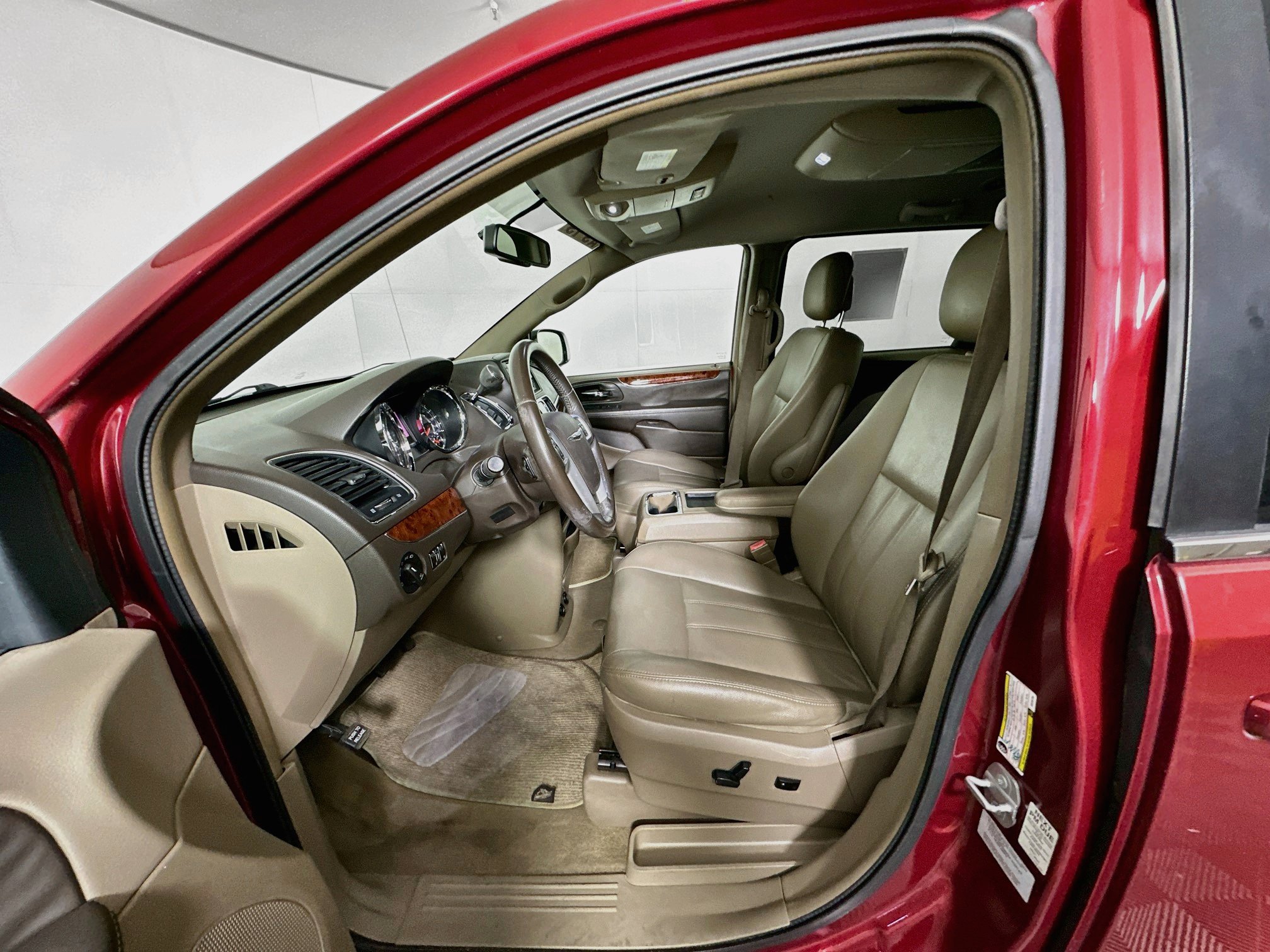 Used 2016 Chrysler Town & Country Touring FWD image 13
