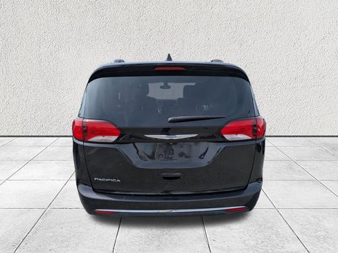 Used 2019 Chrysler Pacifica Touring-L image 4