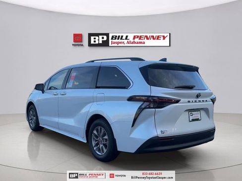New 2026 Toyota Sienna XLE image 3