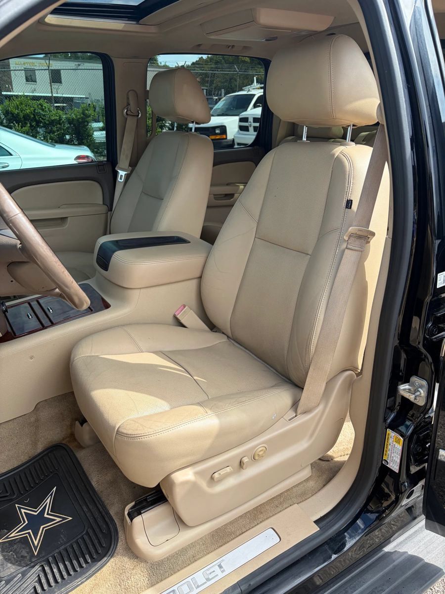 Used 2013 Chevrolet Avalanche LTZ RWD image 13