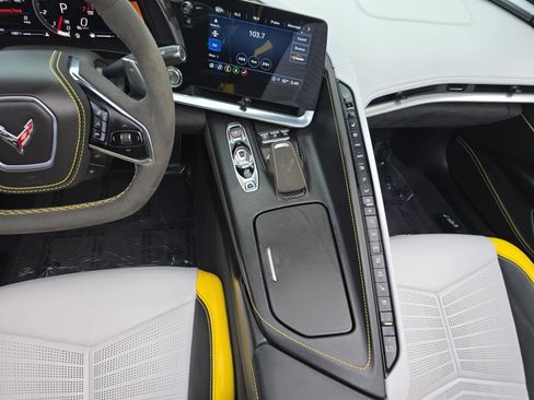 Used 2021 Chevrolet Corvette Stingray Premium Conv w/ Z51 Performance Package image 10