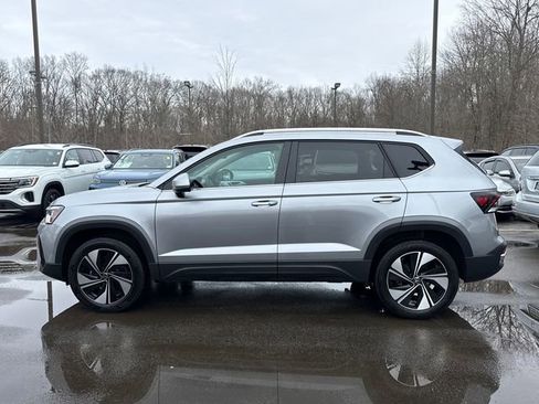 Certified 2025 Volkswagen Taos SE w/ Panoramic Sunroof Package image 7